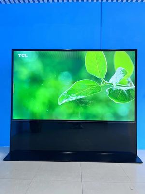 Display LCD de 86 polegadas em pé em tela cheia, publicidade, resolução 4K